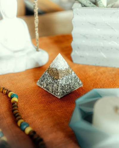 Imagen 3 de 3 de Piramide Orgonita Color Limpian Ordena La Energía 5 Cm
