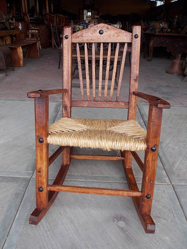 Imagen 1 de 6 de Banca Mecedora Balancin De Madera Y Tule. Estilo Antiguo.