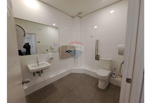 Amplio Local Comercial En Av. Las Condes