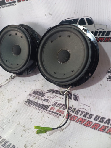 Par De Bocinas Traseras Vw Jetta A4 Clasico 2012,c2008-2015 Negro (Usado)
