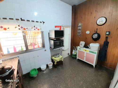Casa Con Cochera, Local, Fondo Libre Con Pileta