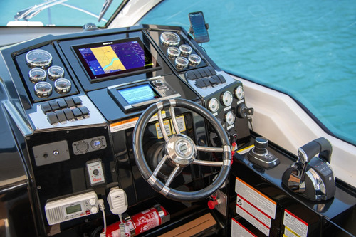 Imagem 8 de 14 de Lancha Focker 388 Gran Parelha 6.2 300hp Dts Axius Encalhe