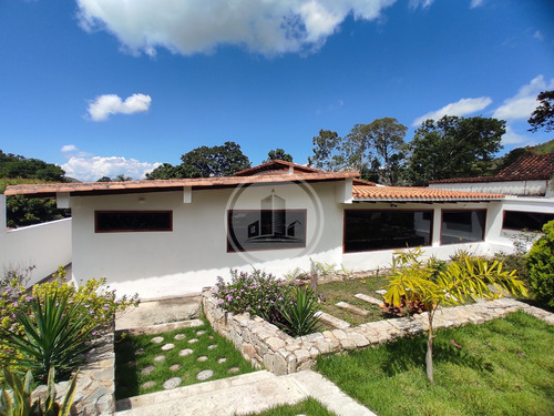 En Venta Hermosa Quinta En El Castaño, Sector Palmarito, 005jsc