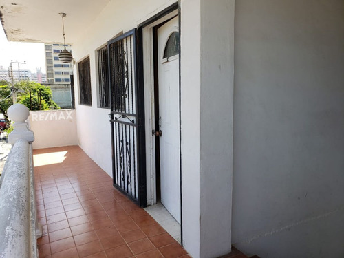 Local Con Apartamento En Calle Arismendi, Ciudad De Juan Griego, Isla De Margarita