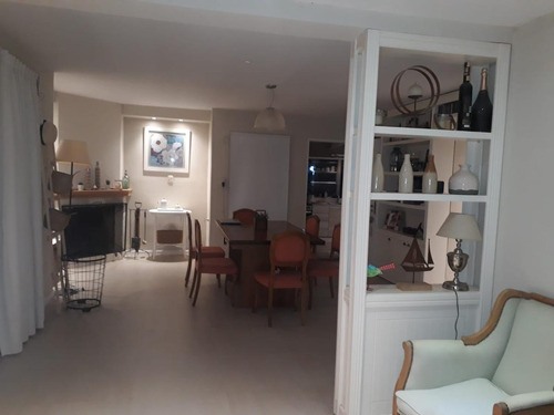 Casa En Venta - 3 Dormitorios 2 Baños - 200mts2 - Azul