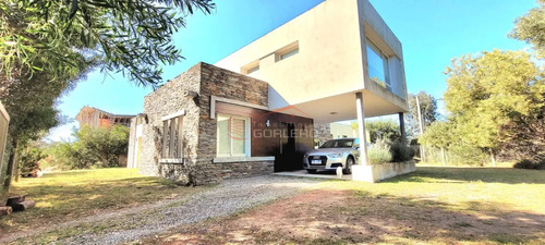 Casa En Venta Y Alquiler Temporal En Punta Del Este, Marly Con Piscina 