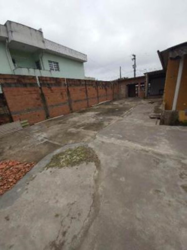 Imagem 6 de 9 de Casa No Bairro Jardim América, Em Itanhaém, Litoral Sul De São Paulo, Localizada No Lado Serra, Próximo À Comércios. Possui Espaço Para Piscina, Churrasqueira E Vaga Para 08 Automóveis.