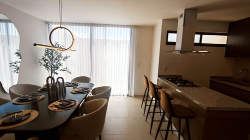 Casa En Venta Entre El Refugio Y Zibata, Estudio O 4ta Recamara, 3.5 Baños