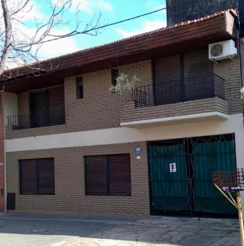 Casa En Venta - 4 Dormitorios 4 Baños - 300mts2 - La Plata