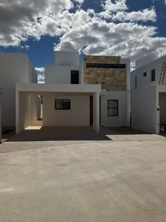 Casa En Venta En Merida En Cholul De 3 Recamaras Y Alberca!!