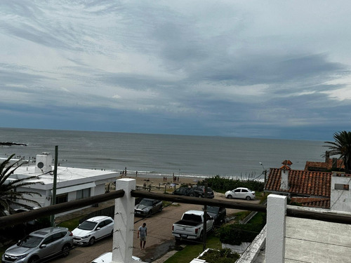 Casa Tipo Amplia En La Barra, A Metros Del Mar