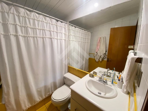 Casa En Venta De 3 Dorm + 2 Estar . En Chicureo Colina