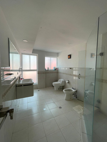 Se Vende Hermosa Y Moderna Quinta En Alto Prado - Caracas De 500 M2 De Terreno. (a.v)