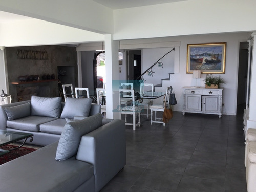Exclusiva Casa Sobre La Playa De Solanas. Excelentes Vistas, Piscina Y Parrillero Con Vista Al Mar. - Ref: 5678