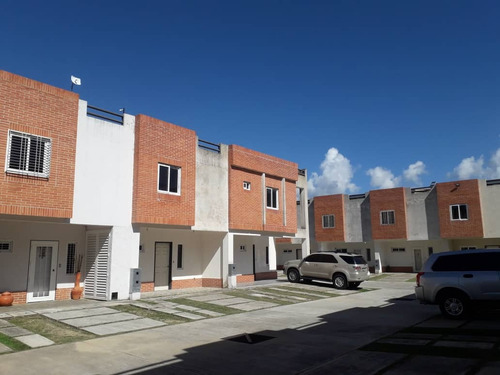 Venta De Townhouse  En Urb Manantial  Res Villa Grial 06-14