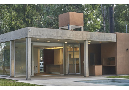 Casa De 3 Dormitorios Con Cochera, Galería Y Piscina