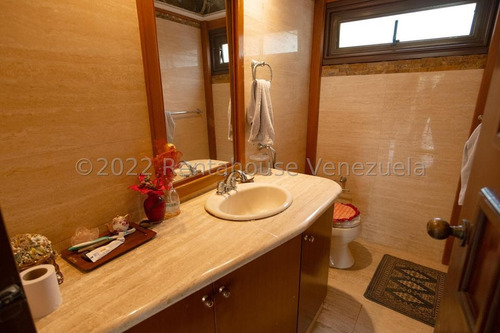 Colinas De Los Ruices !! Espectacular Quinta 802 M2 Terreno, 650 M2 Const., 4 Hab, 2 Estudios, 6 Baños, 4 Pe, Bar, Parrilera, Planta Eléctrica, Hermosas Áreas Verdes Y Sociales. Una Verdadera Joya !!
