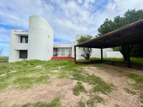 Casa En Venta Sobre La Ruta, Frente Al Mar Punta Del Este.