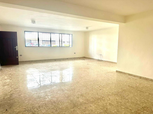 Amplio Apartamento En 1er Nivel, Para Oficinas Ó Vivienda