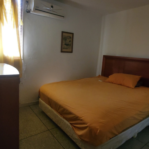Imagen 4 de 5 de Apartamento Con Todo Incluido, Electrodoméstico, Mobiliario, Equipos Y Accesorios. Tiene 2 Habitaciones Y 2 Baños. Amplia Terraza Con Parrillero, Cocina Equipada Y Mesa Comedor Para 10 Personas.