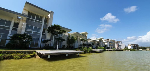 Imagen 1 de 21 de Bello Townhouse De 157m2 Con Muelle Privado.