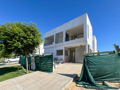 Moderna Casa En Venta De 3 Habitaciones En Suite. Castaños, 