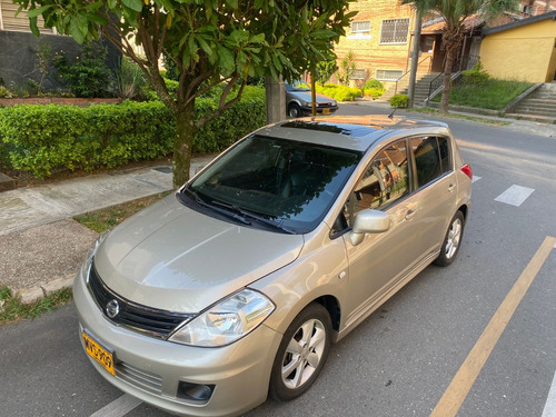 Nissan Tiida Hatch Back Special Edition Automático 2013