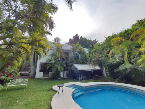 En Privada Con Entorno Arbolado Casa Estilo Colonial
