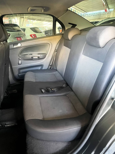 Imagem 6 de 8 de Volkswagen Voyage 1.0 Mi 8v Flex 4p Manual
