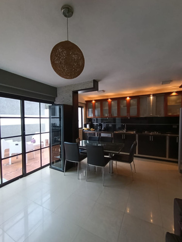 Cb.venta Tonwhouse Mañongo. Conj. Resd. Las Trinitarias.