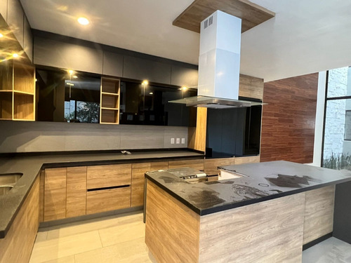 Imagen 1 de 22 de Preciosa Casa En Venta Con 5 Habitaciones Y Roof Garden En Privada Slp