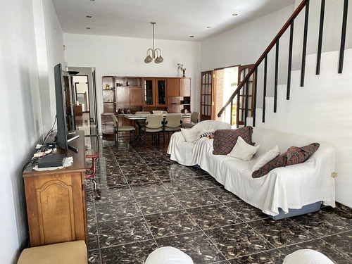 Casa 5 Ambientes Con Patio, Terraza Y Cochera - Acepta Propiedad Menor Valor