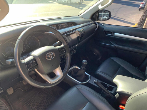 Imagen 8 de 11 de Toyota Hilux 2017 2.8 Cd Srx 177cv 4x4 Automania