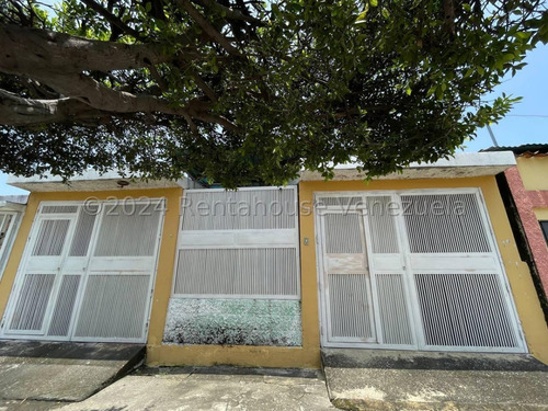 Casa En Alquiler Con Amplios Espacios En San Ignacio Maracay Estacionamiento Techado Agua Constante Estef 25-3327