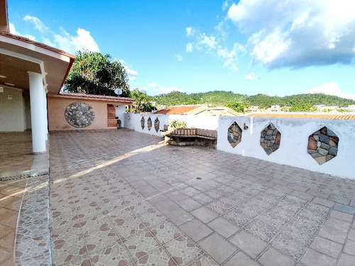 Casa En Venta Ubicada En La Urb. Altos De Guataparo, Country Club Valencia. Minerva K