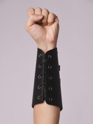 Brazalete Gótico Haquil: Pulsera Tipo Guantelete De Piel Si