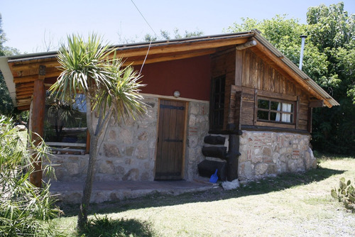 Imagen 3 de 14 de Cabaña De Piedra Y Troncos Cerca Del Rio Tanti Para 4-5 Pers