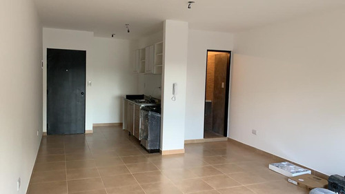 Imagen 3 de 6 de Departamento Con Balcón Y Cochera En Lanús Oeste
