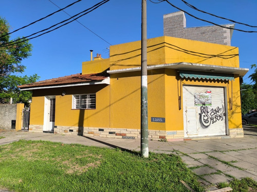 Casa De 3 Ambientes Con Local Y Gran Parque En Zapata Al 700, Banfield Oeste