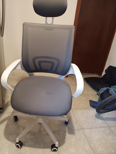 Silla Ejecutiva Color Gris En Tela Con Descansabrazos 