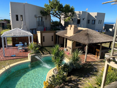 Imagen 2 de 28 de En Venta - Hermoso Complejo De 4 Apartamentos Con Piscina En Punta Del Diablo