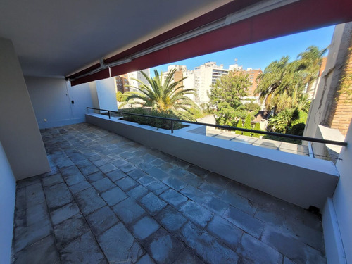 Hermosa Casa Frente Al Shopping Punta Carretas