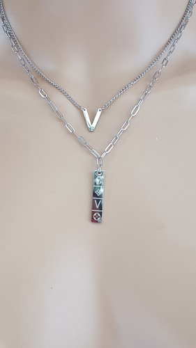 Collar Acero Inoxidable Plateado Multicapa Placa V