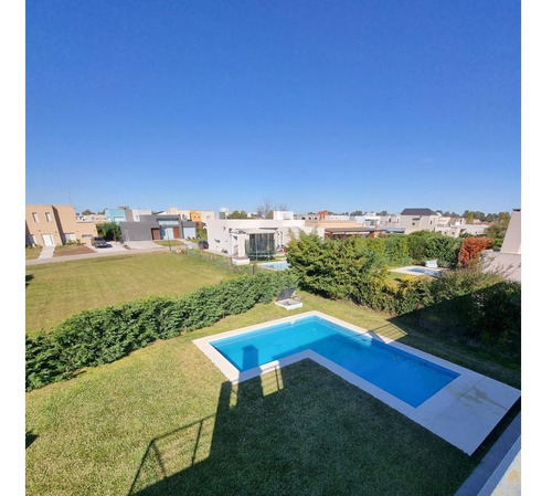 Imagen 4 de 29 de Divina Casa De 2 Plantas En Los Talas De Canning!!! 4 Dormitorios!!! Piscina!!! Bajas Expensas!!!