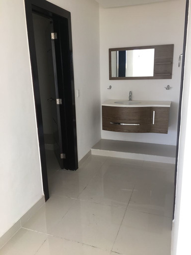 Imagen 8 de 14 de Penthouse De 686 Mts2, 3 Niveles, 3 Parqueos.
