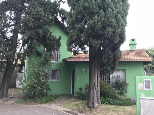 Casa En Venta En El Barrio Cerrado Los Eucaliptos - San Isidro