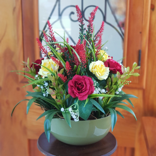 Imagem 2 de 2 de Arranjo De Flores Artificias C/ Rosas E Vaso Alumínio Verde