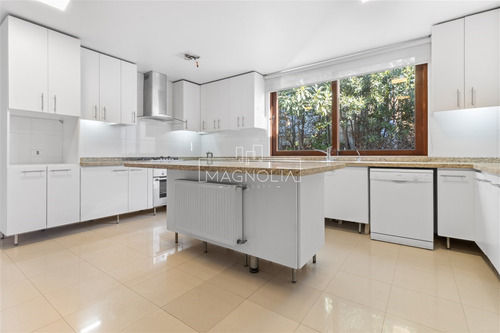 Casa En Arriendo De 5 Dorm. En Lo Barnechea