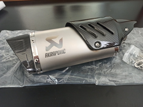 Imagen 3 de 4 de Escape Universal Akrapovic M1 Negro Con Fibra De Carbono