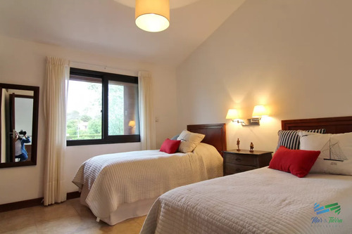 En Alquiler!! Moderna Casa Ubicada A 1 Cuadra Del Mar, Con Vista Parcial Desde El Dormitorio Principal.